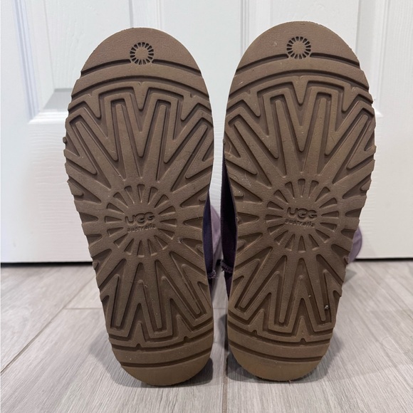 UGG women’s Classic Tall sheepskin boots in lavender purple. - Picture 11 of 11